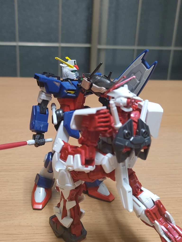 通常装甲の機体にこの拳打は無事では済まない。