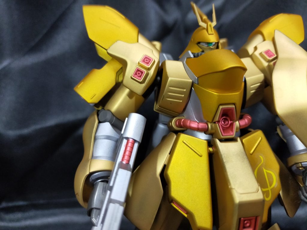 と、以上が金色のガッ…サザビーでした。スーパーリッチゴールドが本当に好きで、私の作品群に加えたかったので、パーツ面積の大きいサザビーを選んだのは正解でした。 これから天気の悪い日が多くなると思いますが、各々の知恵でそんなもんも乗り越えて行きましょう!!(gandam-hand2)改めまして、最後までご覧頂きありがとうございました!!(gundam-kao7)