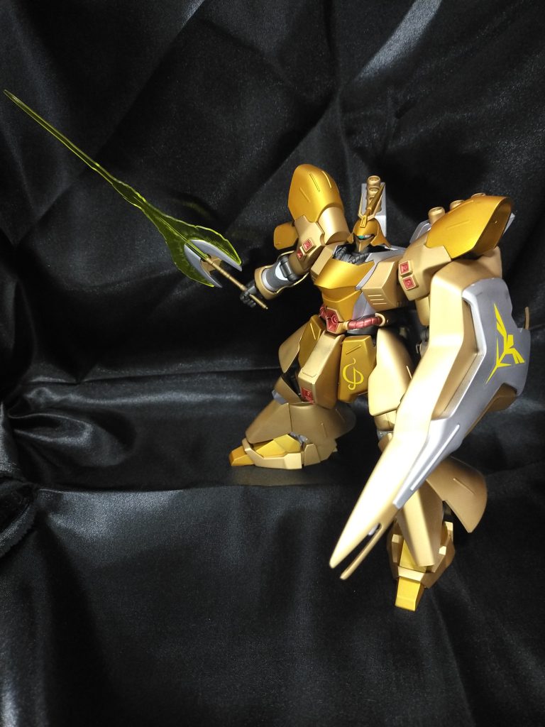 個人的にはゴールドはスーパーリッチで決まりってぐらい気に入ってます。今回は元キットの赤が薄めと濃いめがあったので、少ない方にスターブライトを使ってメリハリをつけてます。