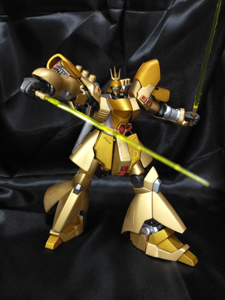 いつもならバーニアや足の隠れる部分はガンメタですが、マイカシルバーだとしっかり存在感を出してくれます。膝と肘はガンメタ成型色のままなため、あまり目立ってないのがいい対比になってるかなと。