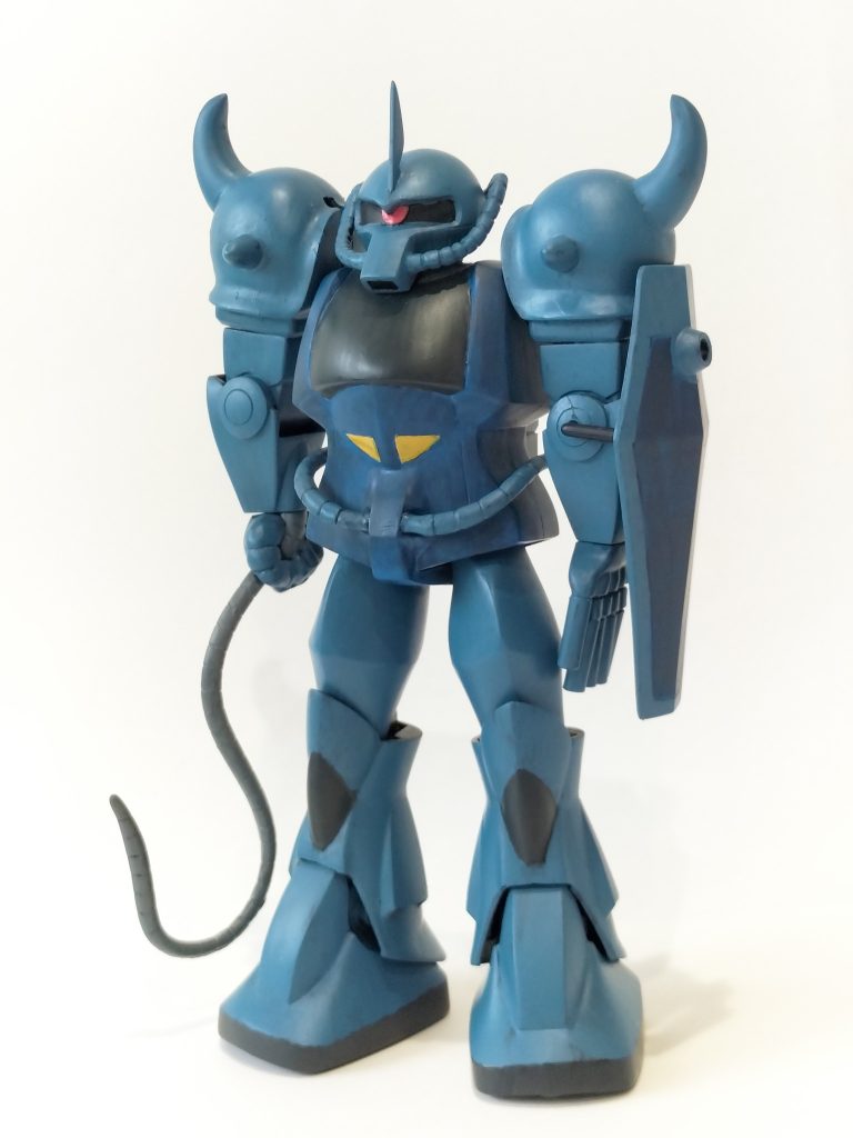 肩の位置を上げて関節はアルミ線接続で全体を調整。太ももはパテで太らせました。