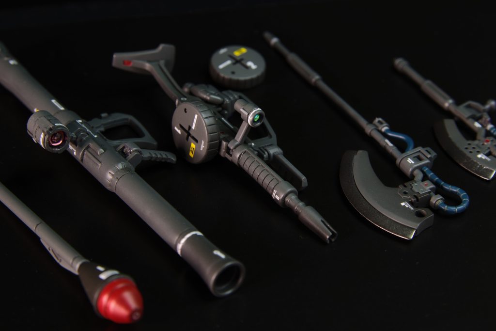 ザク・マシンガン:銃口の開口。マガジンの肉抜きはプラ板で塞ぎました。スコープにHQパーツのVCドーム3の2.5mm。ザク・バズーカ:先端と後端を削って薄肉化。スコープに30MMの3Dレンズ、裏はセリアのラインストーン。ヒート・ホーク×2:刃部の先端にかけて尖らせて殺傷力アップ(笑)シュトゥルム・ファウスト:とくになし。
