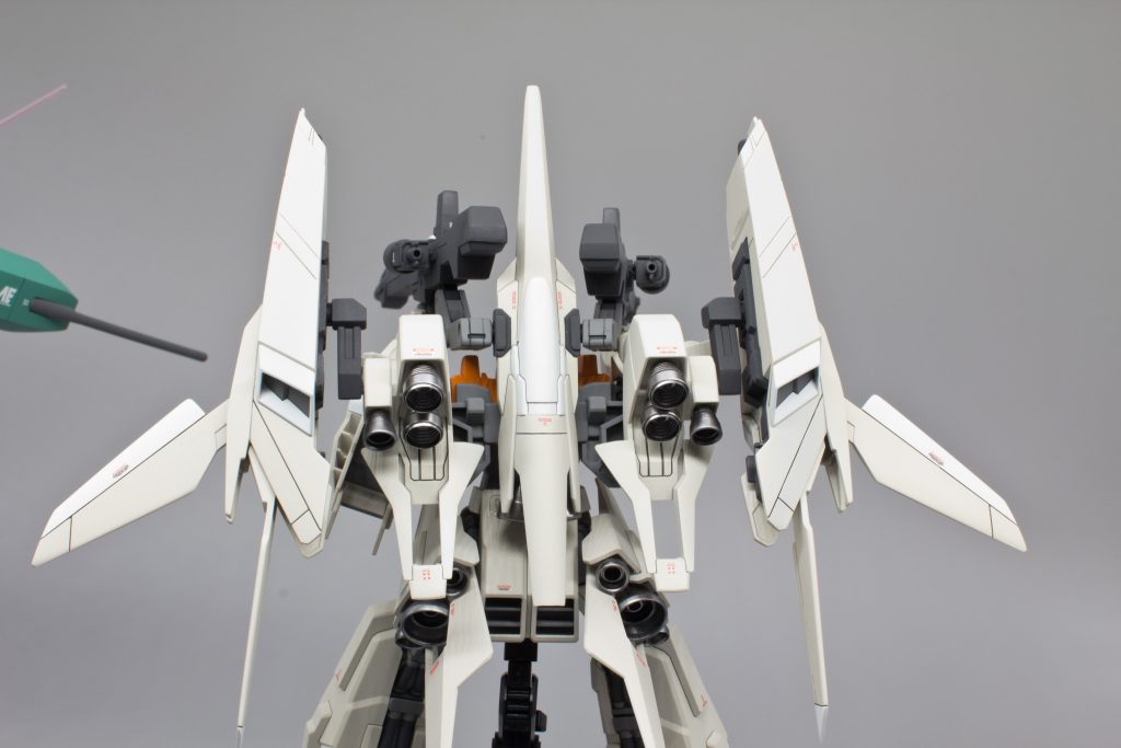 滅多にメタルパーツは使わないんですが、ユニットのメインバーニア✕４を、今回メタルバーニアに置き換えました。連結部を綺麗に分離させる自信がなかったので。。ただ、他バーニアと違和感がないよう同じ色に塗装してます。