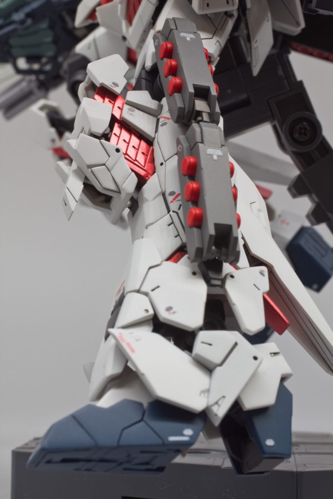 ほぼ全身に施された特徴的な二段モールドは全て太さの異なるタガネで掘り直しました！！