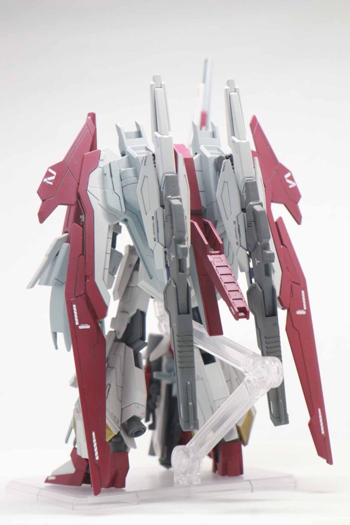 ウィング部分、スタビライザーを増強し背面にレールガンを装備。