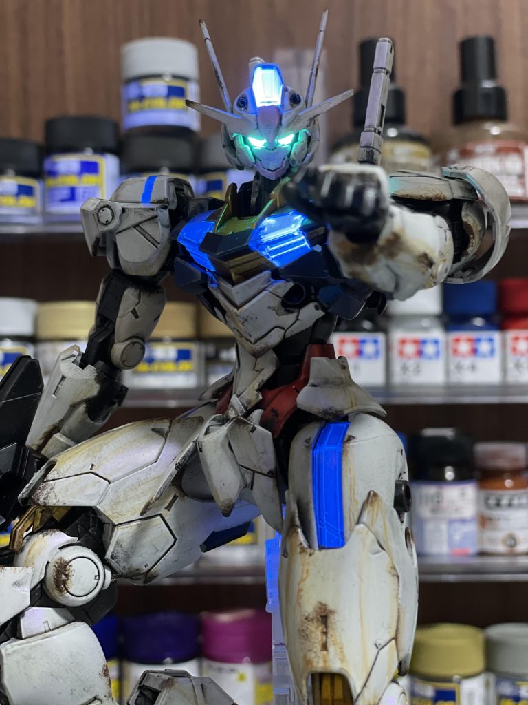 クリアパーツ、カメラアイは蛍光塗料で塗装