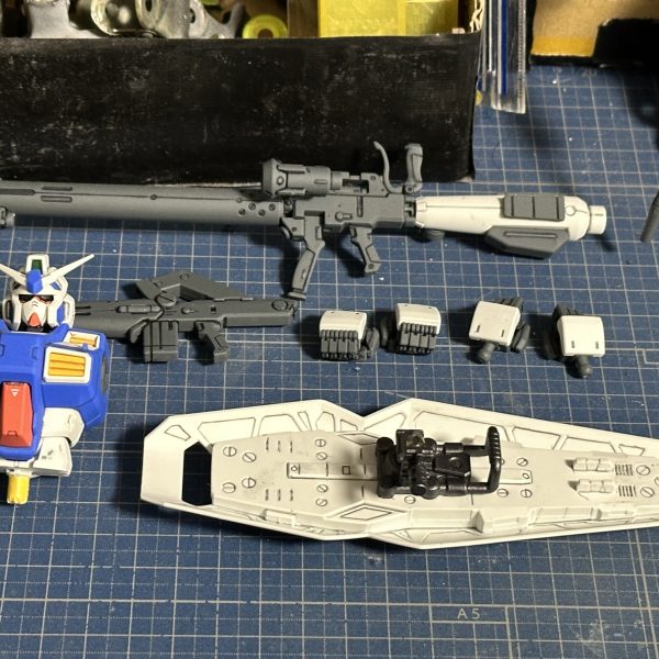 RE/100ガンダム試作４号機ガーベラ ＲＸ-７８ＧＰ０４Ｇです。始業前の血圧チェックでハジかれて、しばらく血圧ダウンに専念してました。ガンプラ作り、血圧上がる絶対に、、、。呼吸を止めて１秒あn、、、もとい、呼吸を止めてスミ入れとか面相必要でプルプルしながら部分塗装とか絶対に血圧に悪いわ！、、、てなワケで制作ペース大原則です。とりあえず、シールドを仕上げました(整形色仕上げ、部分塗装、スミ入れ、ツヤ消しトップコート、マーキング)。次はシュツルムブースターかな？（3枚目）