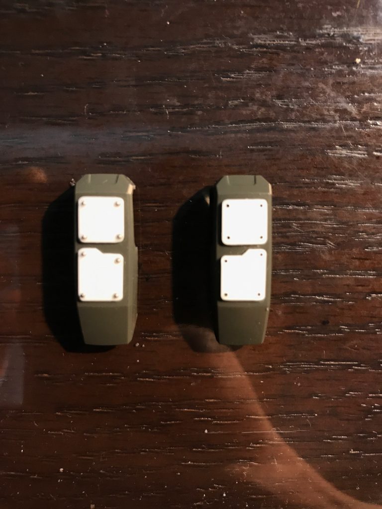 太腿部の装甲追加。一応強行突入型としましたので頑丈そうに…