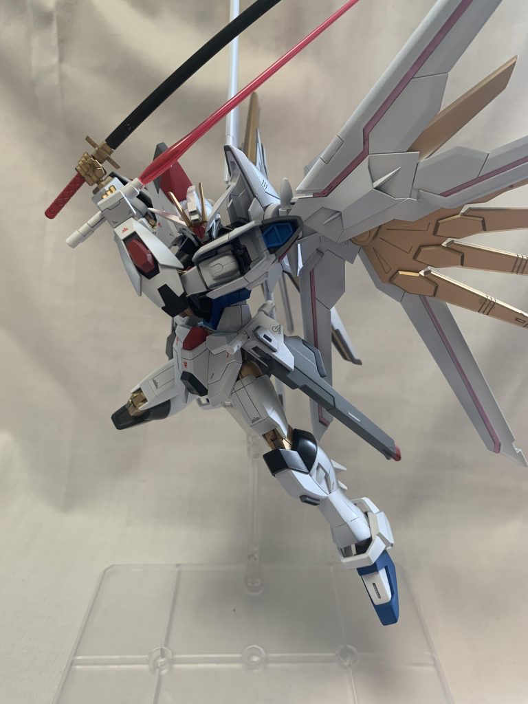 PDの翼のラインは、付属シールの上からガンダムマーカートランザムホロレッドを塗りました