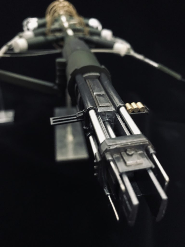 弾装填部シリンダー可動。