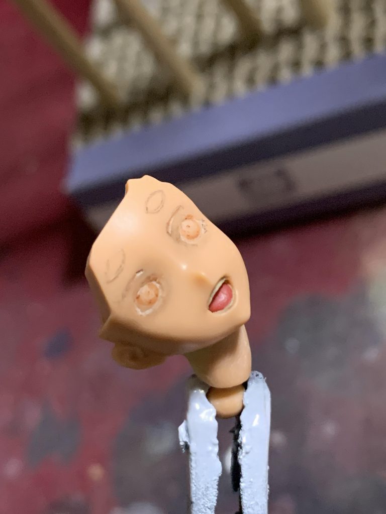 スレッタの顔は目を立体的にしているのと、歯をパテ造形しています。