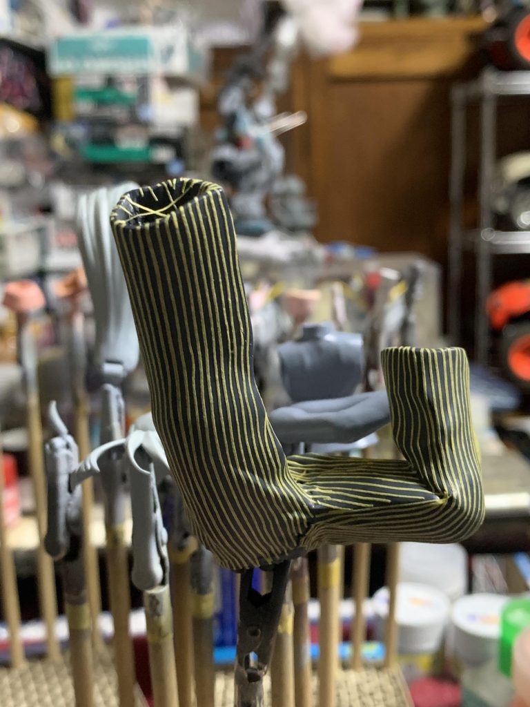 ミオリネのワイドパンツのストライプは約0.5ミリ幅に切ったマスキングテープを貼って塗装しています。