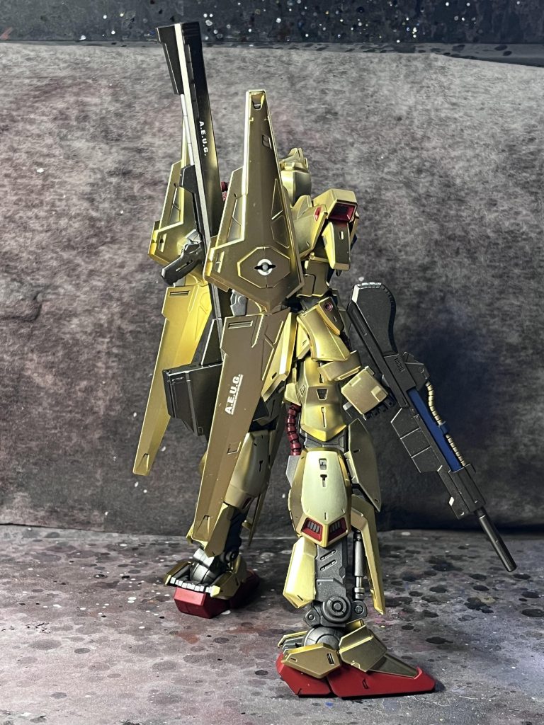 ドライデカール貼ってますが、水転写と違ってセッターやソフターを使ってないので、剥がれるのが怖いですがメッキの質感が変わるのがまた怖いのでとりあえずトップコートはなしで完成としました。頭部のデュアルアイは塗装中ですが少し手間を加えているのでそこはそのうちということで。