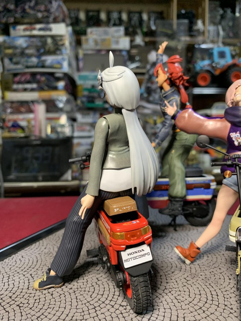 モトコンポのシートのHONDAデカールにコーティングしないままマスキングテープを貼ってしまったのでデカールが剥がれております。しくじったね〜。