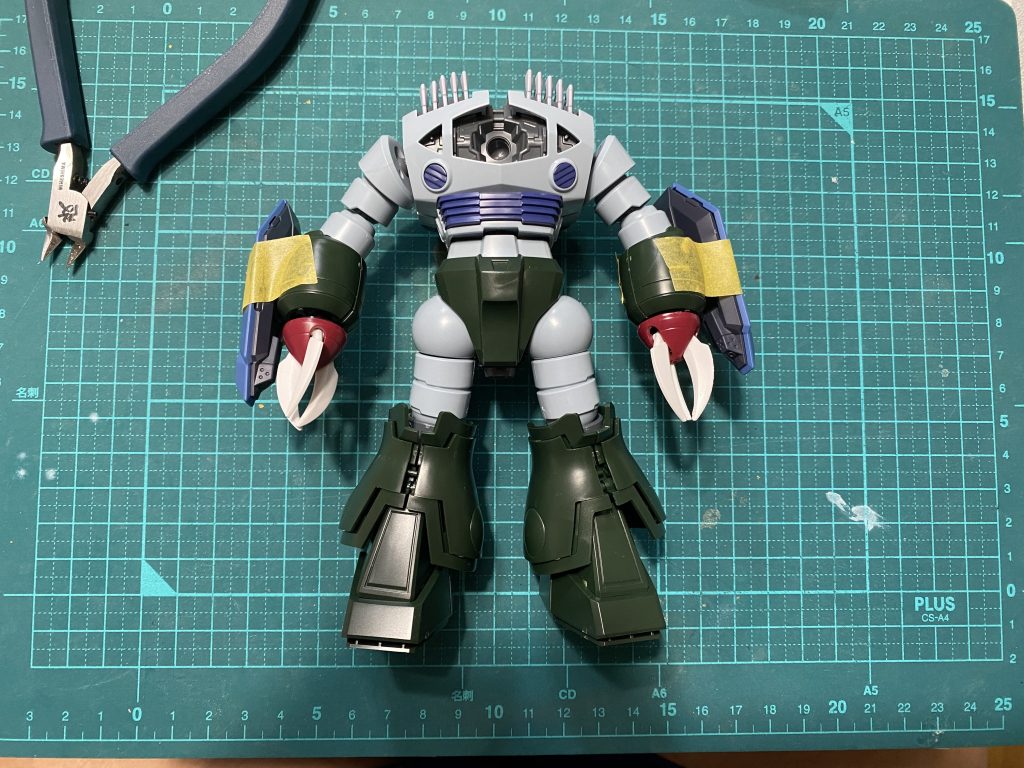 仮組みの時。プレバンのジャブロー仕様をノーマルに塗ると言う😅