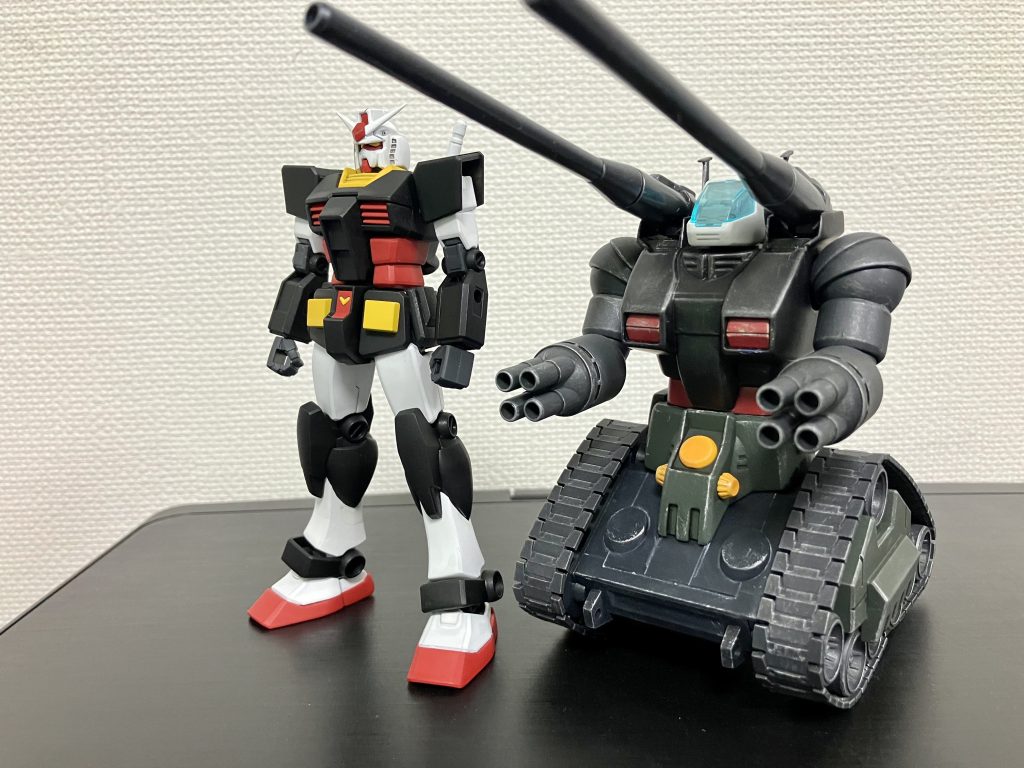 リアルタイプカラーっぽい塗装のEGガンダムと。スミ入れでメインカメラ付近が割れていたりホワイトも綺麗に乗っていないなど散々な仕上がり💦