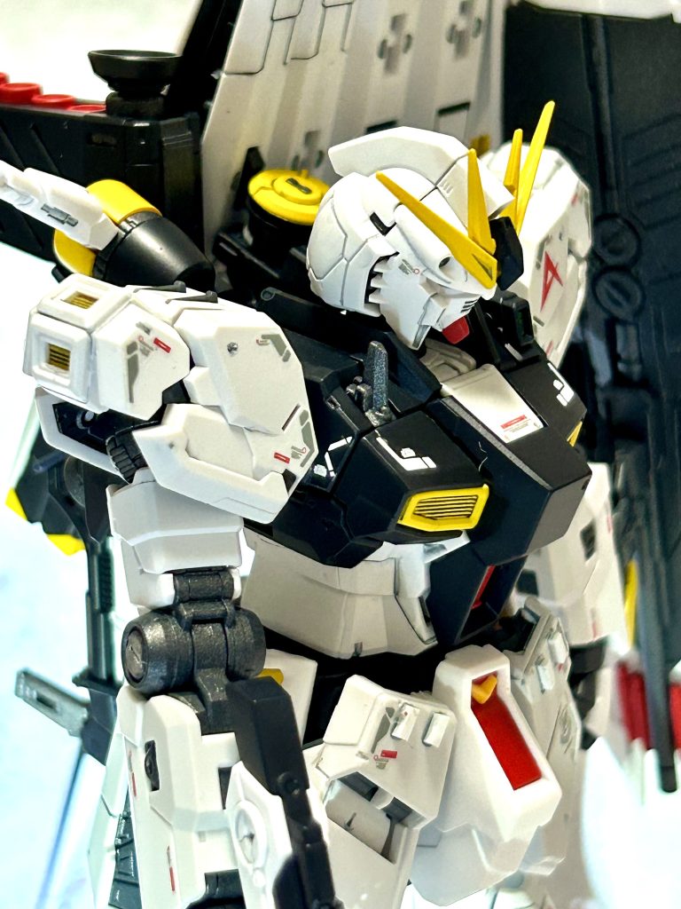 やっぱりνガンダムはカッコイイです♪ホワイトとグレーの色分けが上手く行ってないですが、デカールでなんとかカバー出来たかな☺️