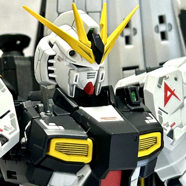 小さいけれど迫力あるνガンダム