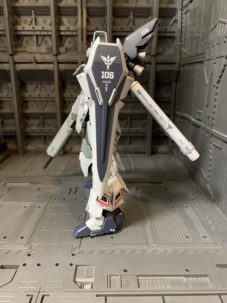 サイドから。脚部のレッドはエナメル塗料で塗装しています。フレームは好みで暗めの茶色にしています。