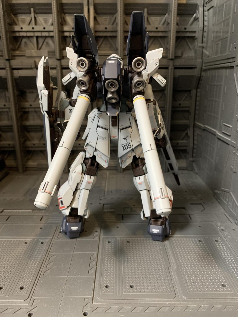 バックから。バーニアは焼鉄色で落ち着いたメタリックにしました。大量のバーニアがかっこいいですね😊