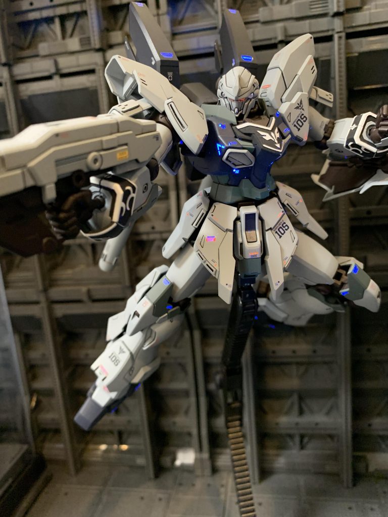 アップで。やっぱりツインアイはわからないwエングレービングは白塗装からのエナメルブラック、拭き取りでやっています。手先不器用なので苦戦しました😅