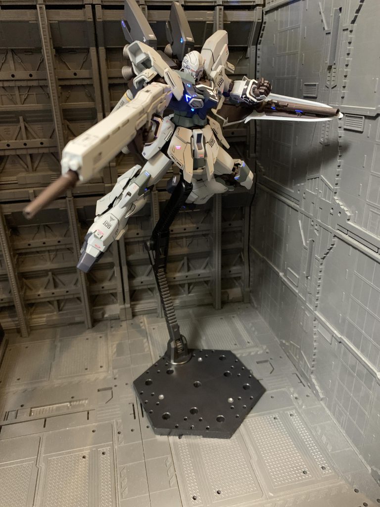 アクションベースで。かっこいいですね。ツインアイは蛍光塗料で光っていますが全く目立たずですね💦w