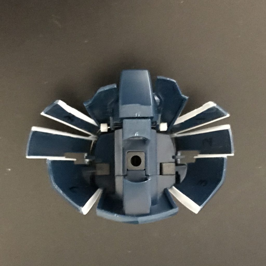 腰アーマーは一旦切り離しワイヤーで繋げます。脚の可動域が少し拡大しました。以上、ご覧下さりありがとうございます♪