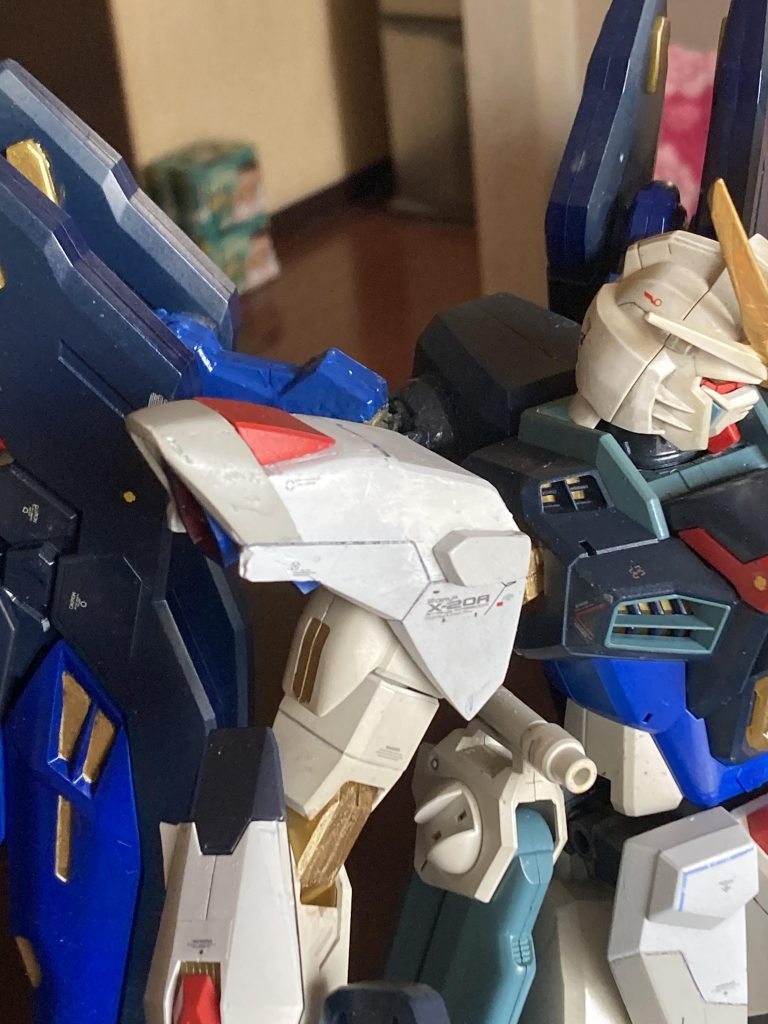 肩アーマーは、上部を切り飛ばし、プラ板適当にはめてあります。申し訳程度のスジ掘り加えてます。