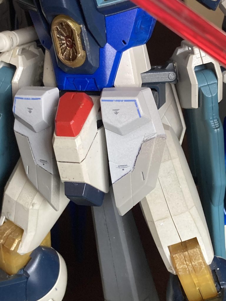 腰アーマーは、塗り分けとスジ堀りで誤魔化してます。