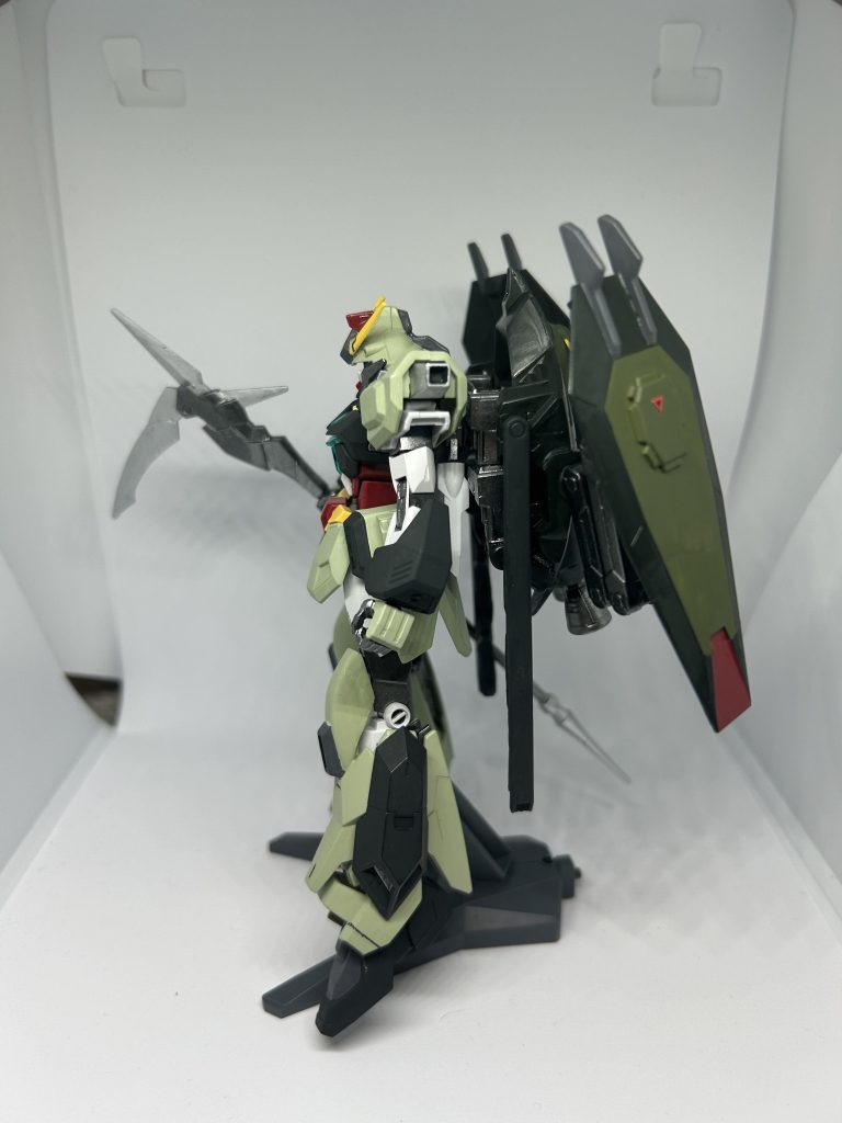 フロント、リア、サイドからの写真です。フォビドゥンの特徴的なバックパックに装備されているゲシュマイディッヒパンツァー付きのシールド基部はバトルアームアームズのパーツを使いつつボールジョイント化し、フレキシブルに稼働出来るようにしています。