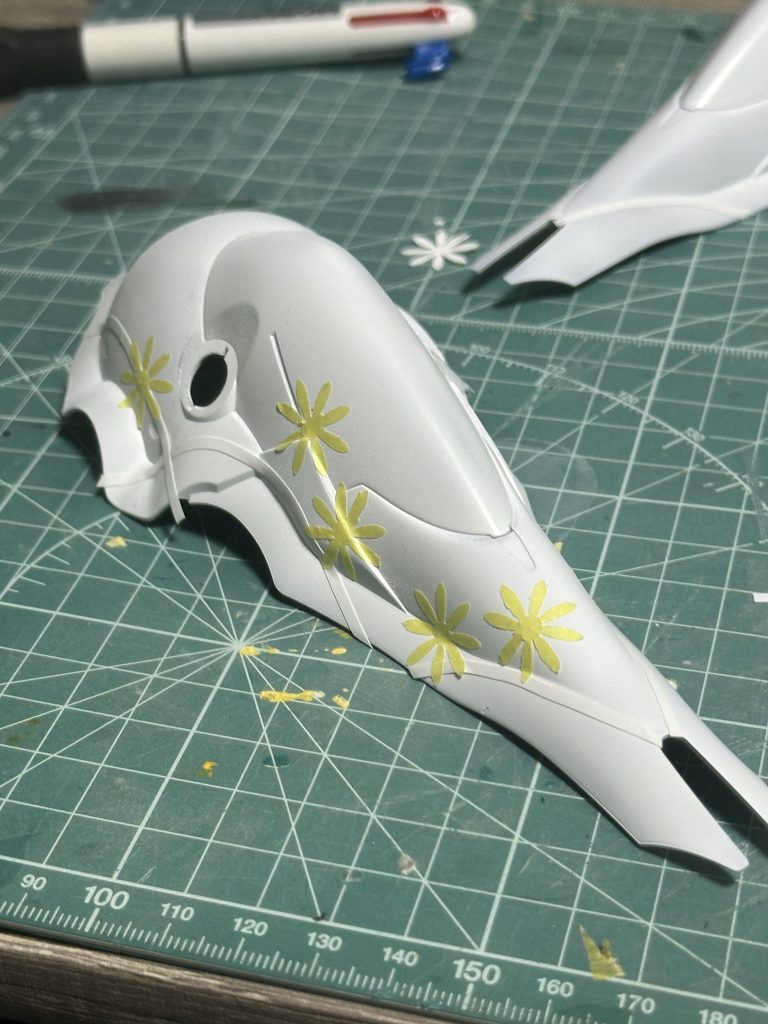 花模様のクラフトパンチで型抜きしたマスキングテープをバインダーに貼り付けます