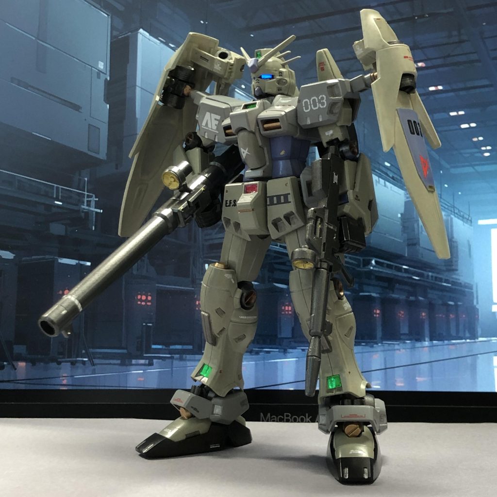 おでこの横線を埋めてなるべく目立たないように（なんかフランケンシュタインっぽくて苦手）。V字アンテナも額中央を削って取り付け位置を下に下げてあります。お尻のユニットは肩に。バーニア基部に穴開けて無理やり嵌めた感じです。基本塗装は水性ホビーカラー。部分塗装はホビーマーカーメタリックです。メイン：ガルグレー・エアクラフトグレー・すみれ色・ミッドナイトブルーアクセント：ゴールド関節と武器：赤鉄色付属シールは全部貼っています。水転写デカールはほどほどに