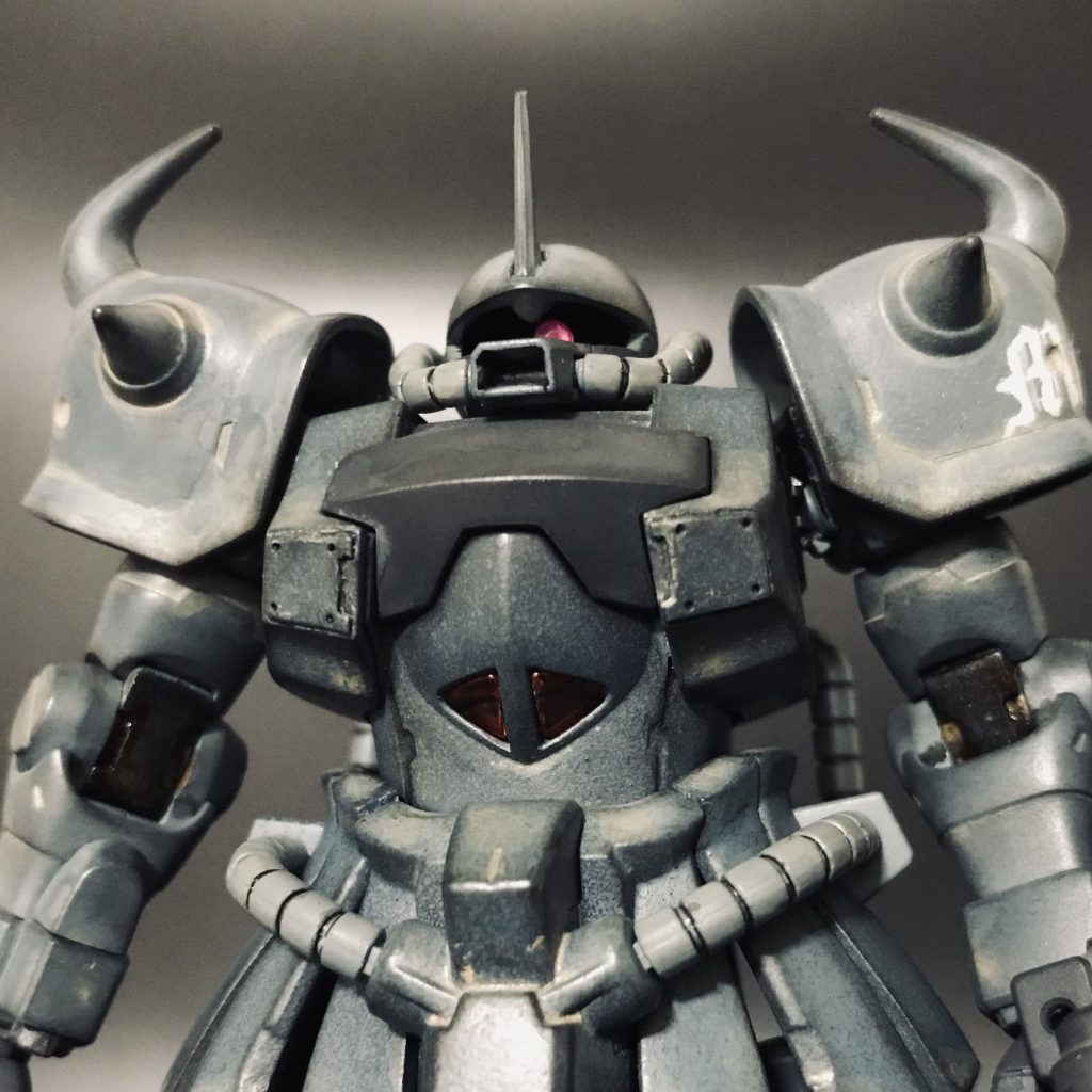 この見下ろした感じどうですか?モノアイスリットを狭めるのもカッコイイのですが、逆に広げてみました。モノアイはボールジョイントを仕込み上下左右に可動。表情が豊かになったかと思います