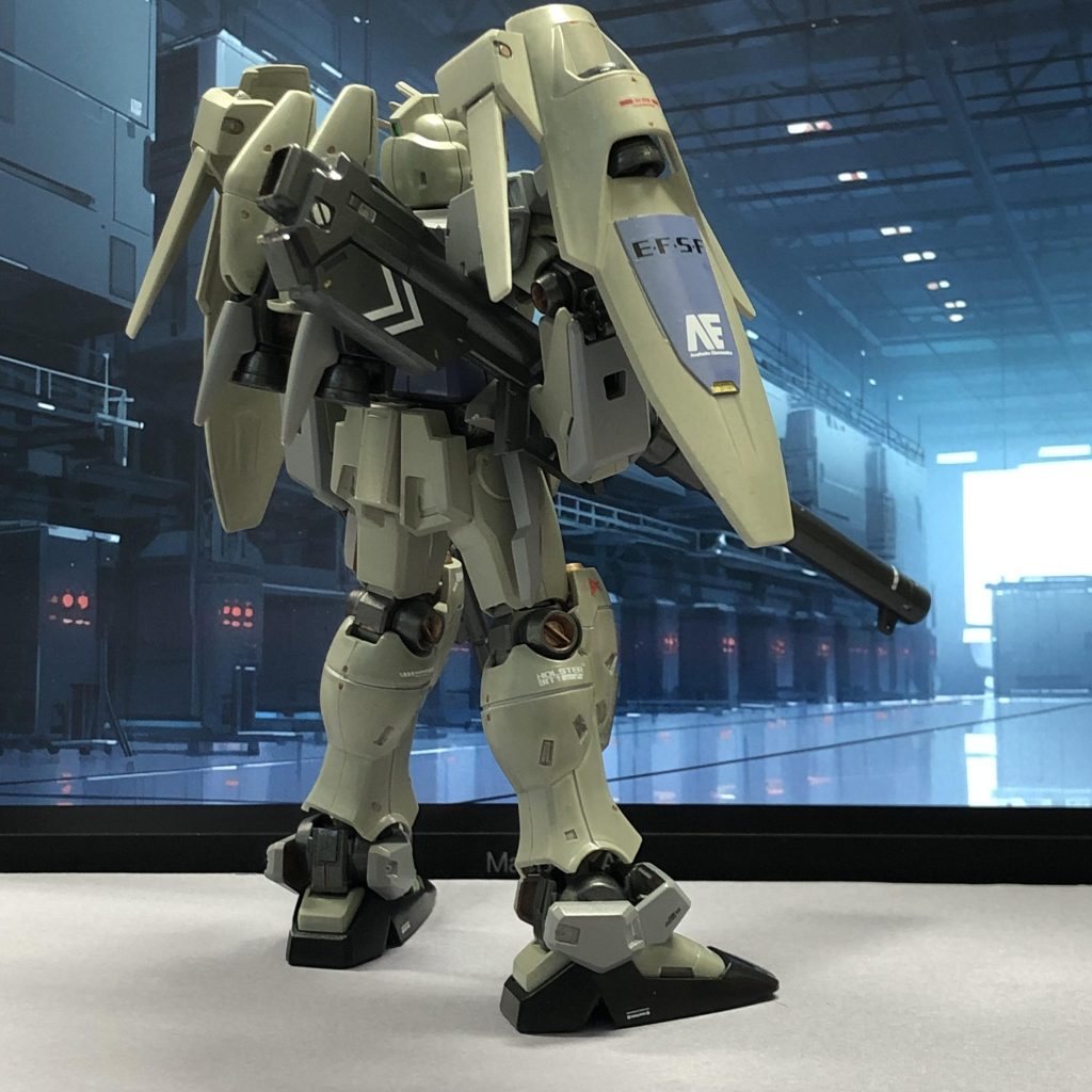 お尻ユニットの基部はカットして、接続軸だけ肩バインダー取り付けに使っています。