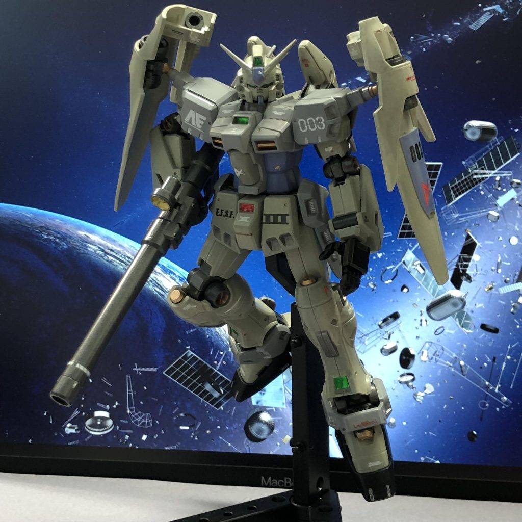 メイン写真のUV無し版です。目が光ってなくてもまあ雰囲気は出ているかと。このバズーカ、肩に担ぐような持ち手構造してくれると色々楽しいのですが…あ、ちなみに左腕にシールド嵌めようとして隠し腕のハンド基部が折れました。見なかったことにしようというのが微改造の発端だったりします。とはいえ、折れなくても両肩バインダー化はやったかも。個人的には両肩バインダーの主人公はOO系のイメージなので、機体名もそっちの方向で付けました。それではまた