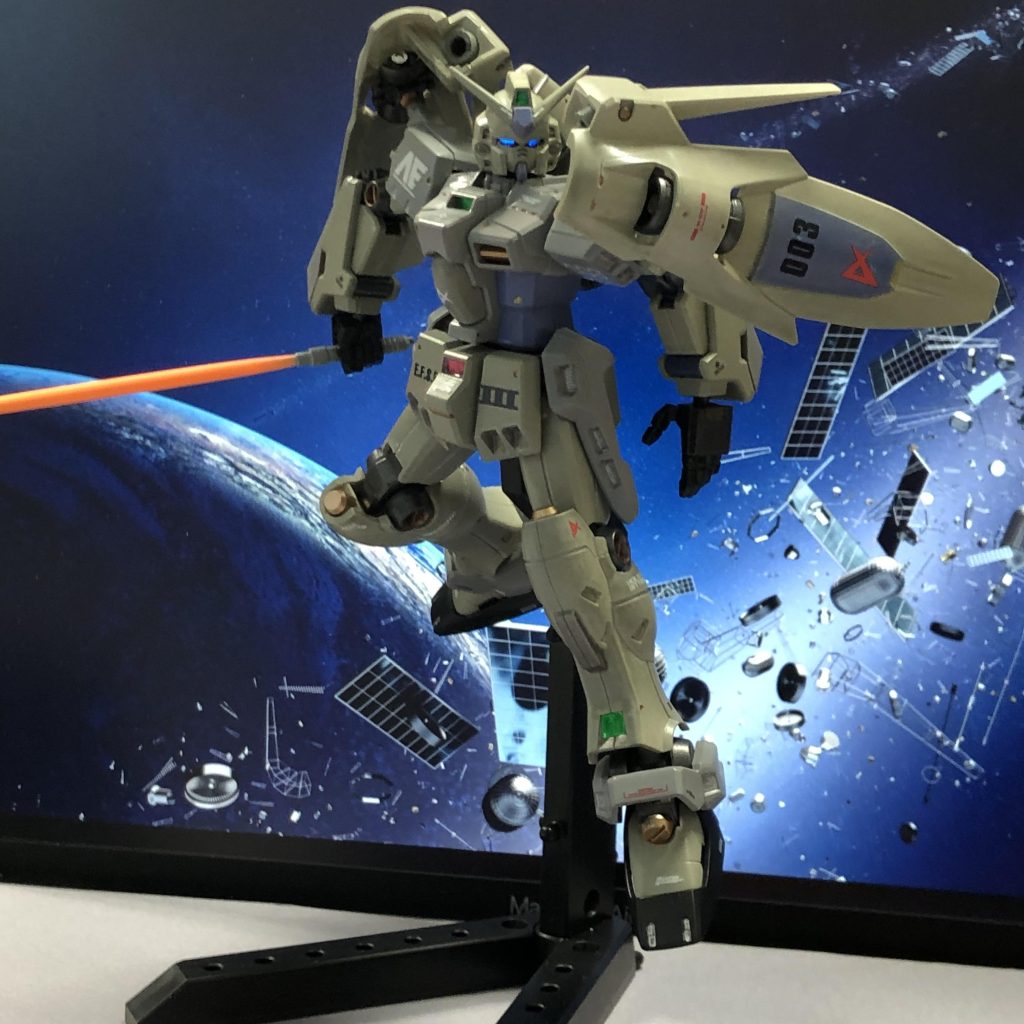 水性ホビーの蛍光色にピンクがないので、調色頑張ってみたもののあまりうまくいきませんでした。まあ、せっかく塗ったので使うということで。なお股間には無理やり穴をあけてスタンド対応しています。