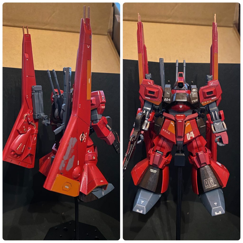 当時欲しくて買ったキットだったにも関わらず、組み立ててみてガッカリした理由は、本キット最大のウリであるはずのグライバインダーです。本体の全長を超える巨大装備にも関わらず2パーツのざっくりモナカ構成で、裏側にそこそこディテールがあるものの表側はほぼノッペリ。バックパックとの接続方法がリックディアスのオシャモジと同じ一軸ポリキャップなんで、キャノンの可動範囲なんかほぼありません。当時、改修する腕なんか全く無かった自分はバ○ダイのリコデキット商法に落胆し、そっと箱にしまったのでした。そこで、今回はパワードアームズパワーダーのアームを使いバインダーの接続方法を見直し、のっぺりした平面を格好の練習台として、全身にパネルラインの筋彫りや、モールド開口、合わせ目消し、段落ち処理などを行いました。