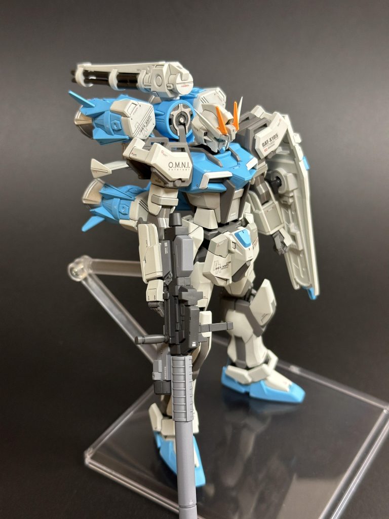 ガンバレルストライカーの重みで胴体がちょっと後ろにのけぞってしまってます。
