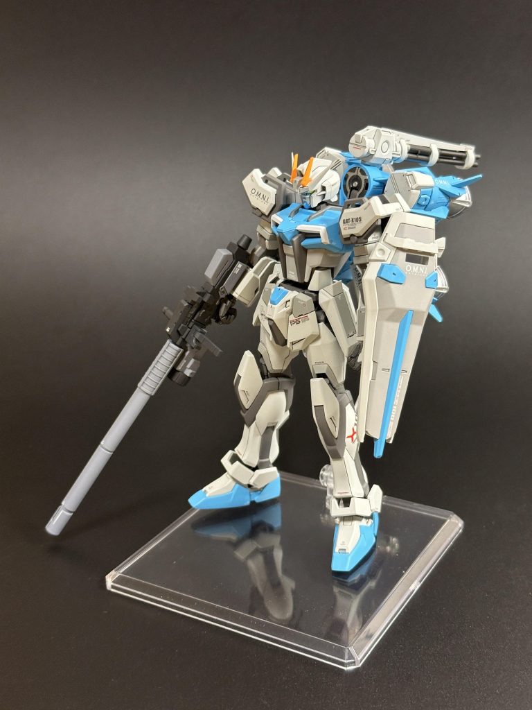 カラーリングは今回もオリジナルで。一応フラガ機のイメージです。フラガといえば紫系のイメージですが、紫は前作のプロヴィデンスで使ってしまったので、同じ青系でもシアン(水色)方向に振ってみました。グレーの色合いもプロヴィデンスと差別化しています。◆塗装レシピ本体青:クレオス スカイブルー + クレオス GXクールホワイト 本体グレー1: クレオス ガルグレー+ ガイア EX ホワイト本体グレー2: クレオス ガルグレー+ ガイア ニュートラルグレー2 ※もう少し明るめにするべきだったと後悔...本体グレー3(胴体・盾): ガイア ニュートラルグレー2胸部ダクト:ガイア EX ホワイトアンテナ:ガイア ビビッドオレンジセンサー緑:クレオス 蛍光グリーン + ガイア ピュアホワイトセンサー黄:ガイア 蛍光イエロー関節1:クレオス ダークアース + クレオス ブラック + ガイア ピュアホワイト 関節2:ガイア スターブライトアイアン武器:クレオス MSファントムグレー + ガイア EX ホワイト (混合比変えて塗分け)バーニア1:ガイア スターブライトシルバートップコート:クレオス スーパースムースクリア つや消し