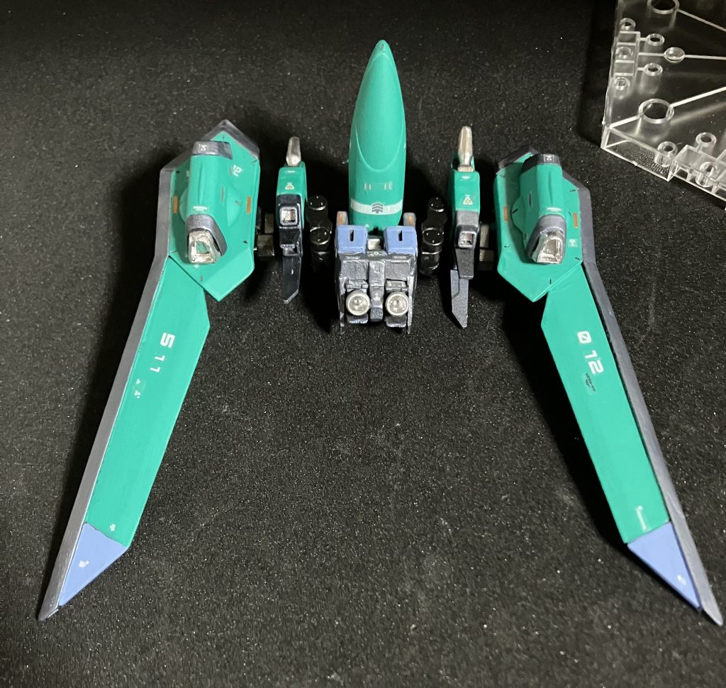 こうイモータルジャスティスの設定にて歴代ジャスティスの特徴であるファトゥム(リフター)の廃止に伴い「攻撃性は低下したが、新リフターシステムは推力が上昇している」この一文を見て・・・それにしても背中が寂しいと思ったのは自分だけではないはずそこでプラ板とパテでバックパックを製作、SEEDでありがちな単スラ…ではなくUCでよく見るデュアルスラスターのデザインで決定。飛行形態の頭部キャノピー?部と干渉は免れない為、角度を制限することで搭載してみた