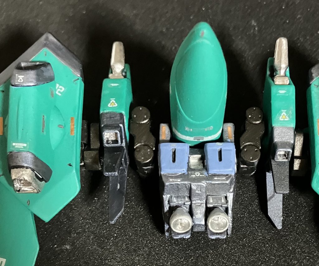 もう1点ジャスティスとして印象が残っているのはマルチロックオンである作中でフリーダムよりもロックオン数が少ないシーンもしっかり描かれていたので今回のジャスティスも撃てるのかと期待したが背部のビーム砲は飛行形態時でしか運用が厳しいように見えるせっかくだから常時使えるようにしてしまおうそれなら可動部追加で完結射撃ポーズでもビーム砲が正面に向けます