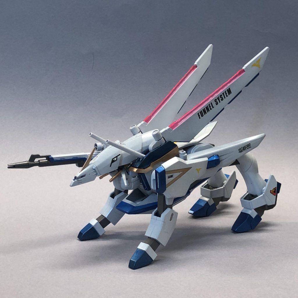 4足ロボとしてみても結構格好良いですね。その分、後ろ足の細さが人型形態の時に目立つのですが。