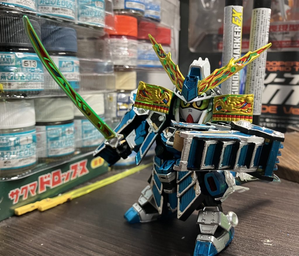 ご閲覧ありがとうございました!次回を待て!!(また見てくれたら嬉しい)キット製作感想個人的にはデザインがどストライク!現代でも見劣りしないかっこよさがあります。輝羅鋼もこのご時世で改めて発売するとは思わず、ましてや新しい輝羅鋼を体験できるとは感動の一言です。また輝羅鋼のランナーはビーム刃として流用できそう未塗装でも赤が綺麗で素組でもかっこよさが実感できる完成度でSDガンダムを勧めるきっかけとして良いと思います!以下、ちょっと気になる点デザインは良いが強いて言えば胴体の小ささが窮屈な感じがあります。三国創傑伝と同じ胴体パーツに鎧を着けるので構造上は動かせるが鎧デザインにより可動を妨げる部分が多いです。 過去のSDのような胴体の太さがあれば完璧だったかもしれません。なら作れよ!って意見はおっしゃる通り…久しぶりのSDガンダム、やはり過去作のリメイクキットが欲しくなる。レジェンドBBの続きを夢見て待ってます!