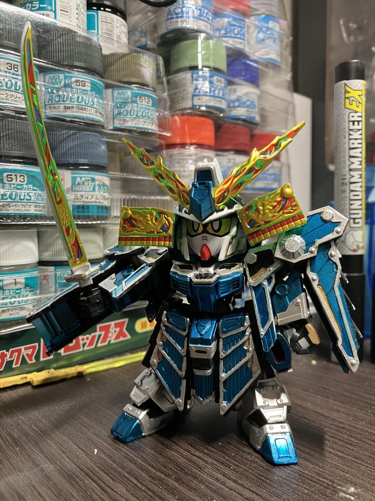 輝羅鋼2度?3度…?ともあれ、めでたく復活!いやカッコいい やはりSDガンダムの印象に残るのはメッキパーツです間違いないこいつらは当然、未塗装です1996年程からSDガンダムで存在しており現物を見た事はあります。所謂、大人の事情で一時期はロストテクノロジーと謳われていたらしいです当時品の方はメッキにメッキを重ねたり、メッキパーツにホロシールとかを貼ったりするものがあったそうです。記憶に残るギラギラさは今回はありませんがそれでも細かい配色がヤバいです