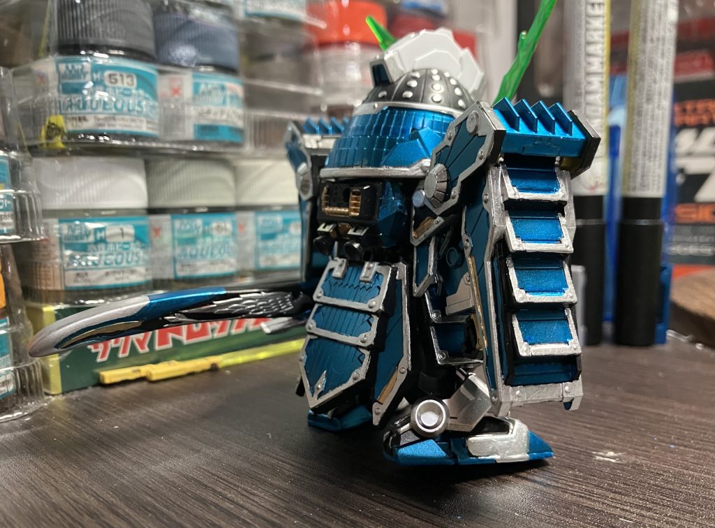 背面頭部の輝羅鋼の背面の緑が美しい鞘の塗り分けが大変 鳳凰の部分ではなく先端の塗り分けが苦しい。自分の技量ではこれが限界で敗北ポイント