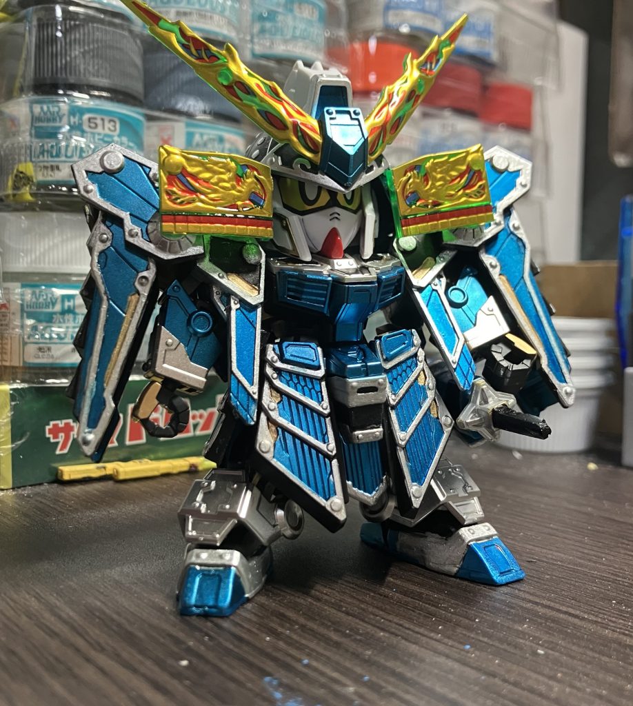 パッケージと説明書の資料を見ながら鎧は概ねベースと対になる配色にして顔にある金の装飾はそのまま採用赤→青 金→銀