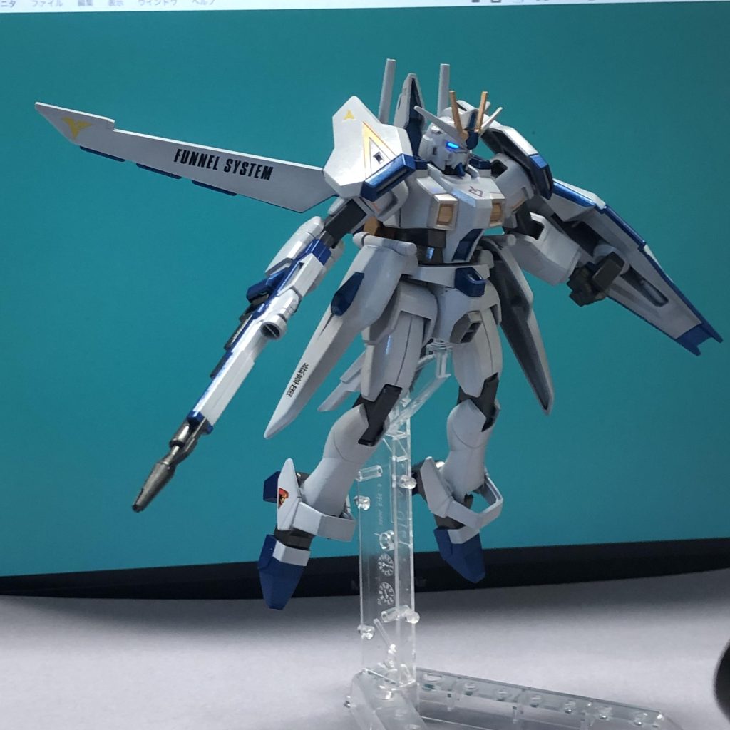 ということで、変形完了のポーズです。この後、悪を成敗します。あ、スタンド穴無理やりあけました。