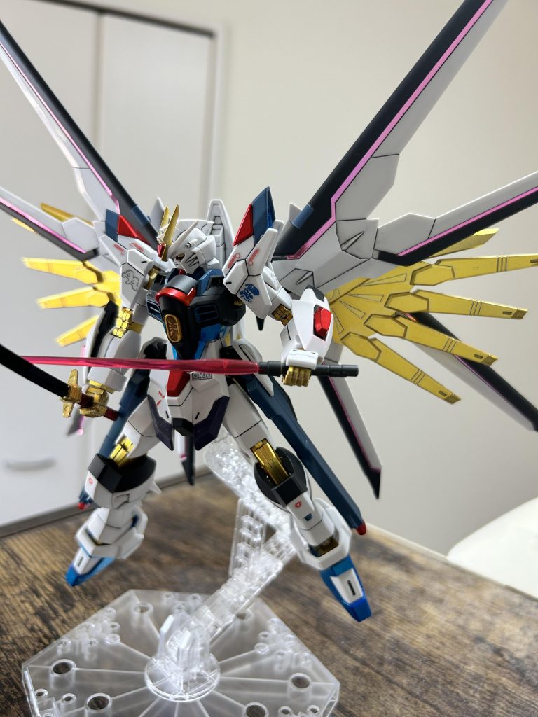 横から。あまりいいデカールがなく、肩はオルフェンズから拝借。