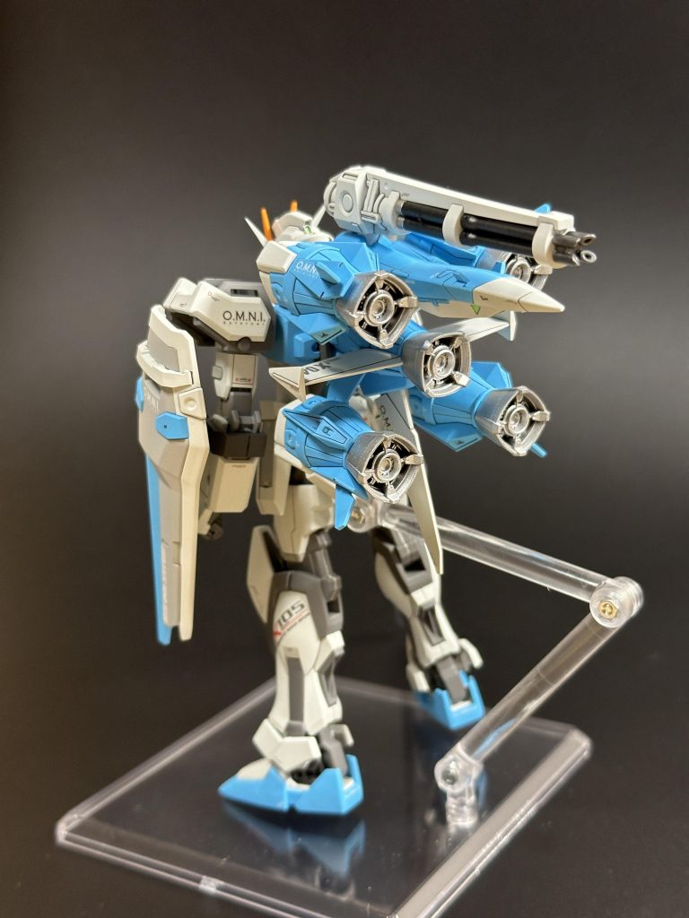 手首はMSハンド(Sサイズ)を使用、一部ディテールを埋めて減らしました。ロングライフルはガンダムベースで買ったウエポンセットです。ガンバレルで近距離の敵に、ロングライフルで中長距離の敵に対応する戦術のイメージです。胸部ダクトの白部分の塗分けは、昔憧れたMG誌のサル山ウキャ男氏のHGストライク作例オマージュです!