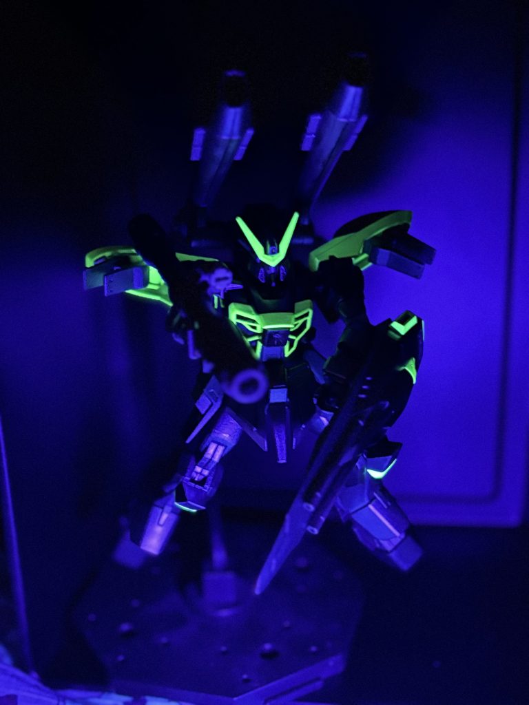 黄色の部分を蛍光塗料で光らせた